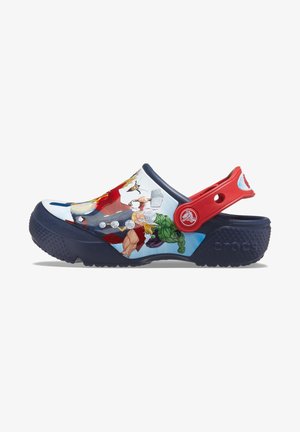 Sabot enfant bleu marine et rouge avec des graphismes Marvel Avengers mettant en vedette Thor et Hulk sur la tige, bride de talon ajustable.