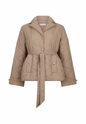 Veste matelassée beige avec large col, boutons sur le devant, deux poches avec fermetures à boutons dorés, et une ceinture en tissu assorti nouée à la taille.