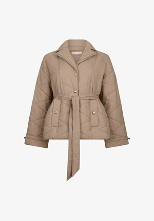 Bezs színű steppelt dzseki széles gallérral, elöl gombokkal, két zsebbel, arany gombos záródással, és deréknál megkötött azonos anyagú övvel.