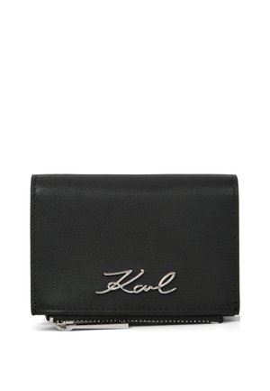 Zwarte leren portemonnee met zilveren "Karl"-handtekening aan de voorkant en een zichtbare zilveren ritssluiting aan de onderrand.
