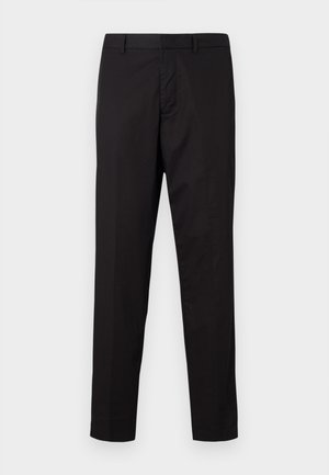 Schwarze Hose aus einem glatten, leichten Stoff. Verfügt über ein gerades Design, Gürtelschlaufen und eine flache Vorderseite mit einem Reißverschluss.