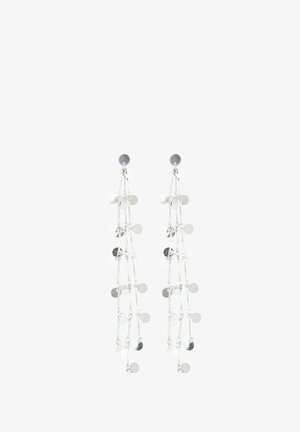 Silberfarbene Ohrhänger mit herabhängenden Ketten und mehreren runden Scheibenakzenten, die eine Mischung aus matten und glänzenden Oberflächen zeigen.