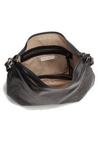 Schwarze Lederhandtasche mit einem Reißverschluss, ausgestattet mit einem beigen Innenfutter und mehreren Reißverschlusstaschen zur Organisation. Weiche, strukturierte Oberfläche.