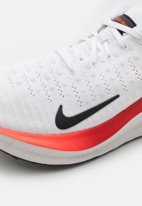 Nike Performance REACTX INFINITY  - Apavi skriešanai pa asfaltu - white/black/platinum tint/bright crimson/universal red