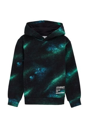 Sudadera con capucha en negro con un estampado de galaxia que presenta acentos en verde y azul. Incluye una etiqueta blanca con texto en la parte inferior.