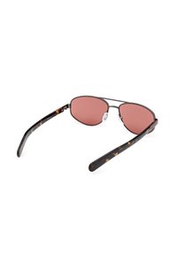 Metalen montuur zonnebril met ovale lenzen, rozekleurig. Schildpadpatroon op de veren, strak ontwerp en zilveren accenten bij de lenzen.