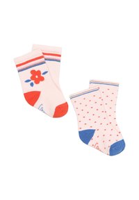 Deux paires de chaussettes en coton : l'une avec des fleurs rouges et des accents rayés, l'autre avec des pois rouges et un orteil bleu, les deux dans des tons de rose.