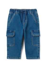 Shorts cargo de mezclilla en azul medio con cintura elástica, cordón, dos bolsillos laterales y dos grandes bolsillos cargo en los muslos.