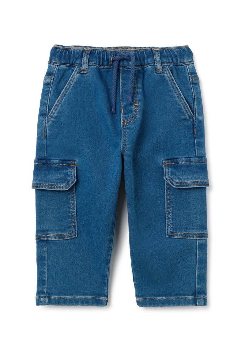 Shorts cargo de mezclilla en azul medio con cintura elástica, cordón, dos bolsillos laterales y dos grandes bolsillos cargo en los muslos.