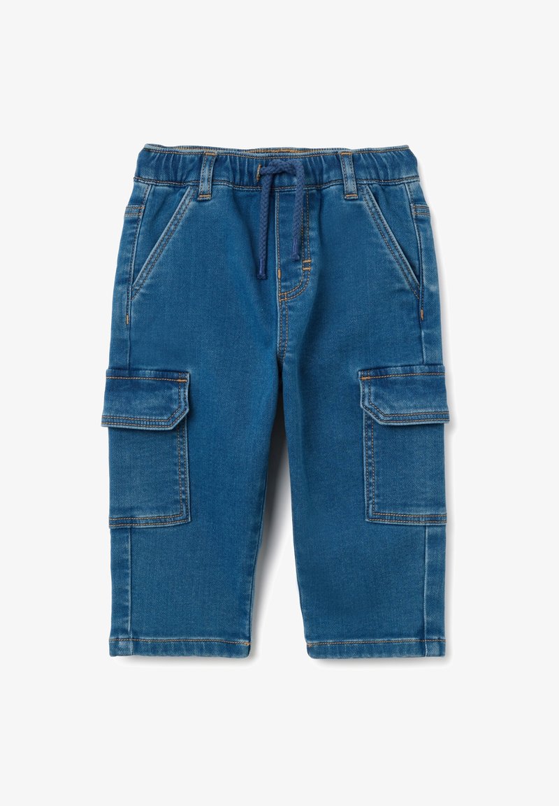 Shorts cargo de mezclilla en azul medio con cintura elástica, cordón, dos bolsillos laterales y dos grandes bolsillos cargo en los muslos.