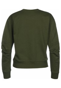 Sudadera verde oliva con cuello redondo, mangas largas y un corte relajado. Presenta puños y dobladillo acanalados, una textura de tela suave y sin acentos de diseño visibles.
