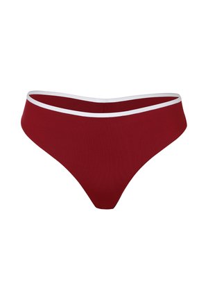 Slip bikini rosso con bordo bianco lungo la vita, esposto su uno sfondo bianco semplice.