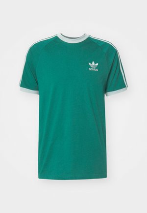 Grön bomull t-shirt med rundad halsringning, kontrasterande ljusblå kant och Adidas-logotyp på vänster bröst. Korta raglanärmar.