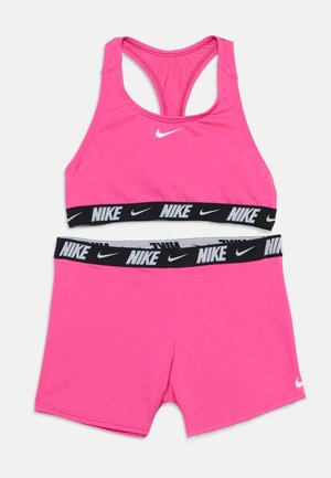 Knallpinker Nike Sport-BH und Shorts mit schwarzen elastischen Bändern, die weiße Nike-Logos und Swooshes zeigen.
