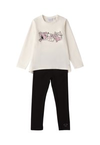 Maglietta a maniche lunghe color crema con grafica di un gatto rosa e la scritta "Oops!", abbinata a leggings neri semplici con un piccolo cuore vicino all'orlo.