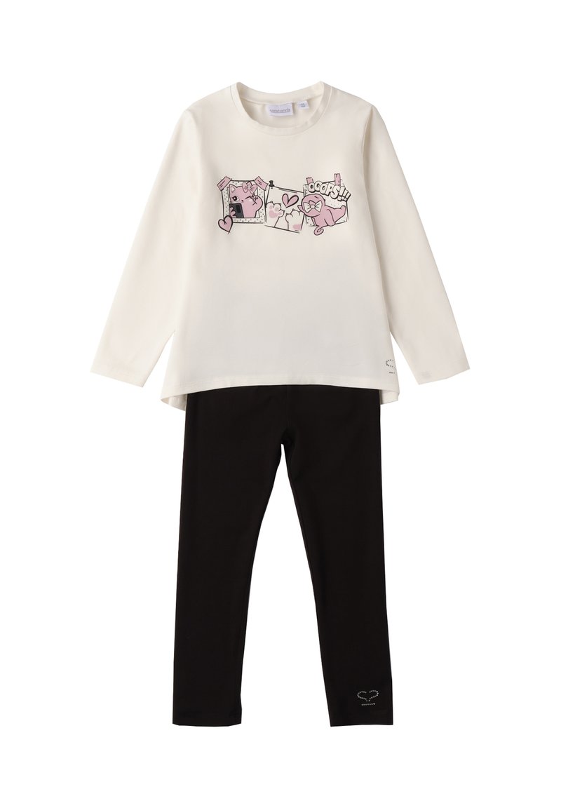 Maglietta a maniche lunghe color crema con grafica di un gatto rosa e la scritta "Oops!", abbinata a leggings neri semplici con un piccolo cuore vicino all'orlo.