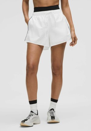 - Krótkie spodenki sportowe