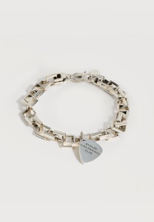 Ασημένιο βραχιόλι με ορθογώνιους κρίκους και μενταγιόν πέννας κιθάρας με χάραξη "STOLEN GIRLFRIENDS CLUB."