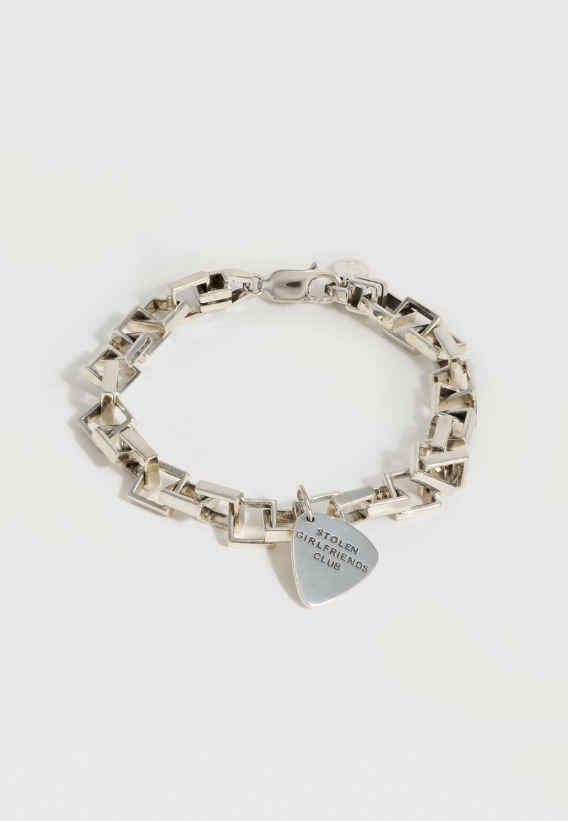 Ασημένιο βραχιόλι με ορθογώνιους κρίκους και μενταγιόν πέννας κιθάρας με χάραξη "STOLEN GIRLFRIENDS CLUB."
