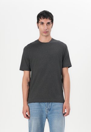 Mørk grå T-skjorte med kort erm laget av myk bomull, rund hals, avslappet passform, vist på en modell med lyseblå jeans.
