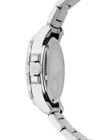 Sudraba nerūsējošā tērauda pulkstenis ar pulētu malas, gludām saitēm un apaļu korpusu. Tam ir kronis sānos un nav redzamu apzīmējumu.