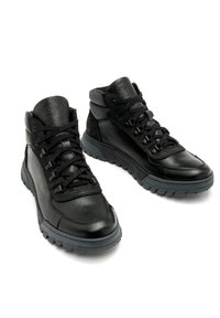 Czarne skórzane buty za kostkę z teksturowanymi panelami, sznurowanym zapięciem, wyściółką przy kostce i szarym gumowym obcasem.