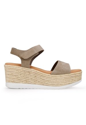 Sandalias de cuña beige con parte superior de suave ante, tiras anchas y mediado de yute trenzado. Presentan una suela exterior de goma blanca texturizada para un mejor agarre.