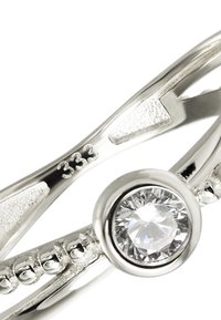 Bague en argent avec une pierre centrale ronde et transparente, un design de bande torsadée complexe, des accents texturés et un poinçon "333".