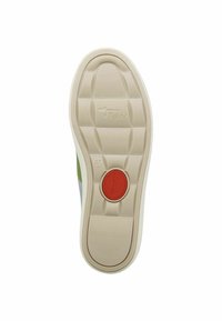 Semelle d'une chaussure de sport avec un matériau en caoutchouc beige clair texturé, un accent rouge central et un logo. Elle possède un bord supérieur multicolore.