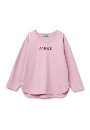 Rosa langärmeliges Hemd mit abgerundetem Saum und dem in Rot gedruckten Schriftzug „AMOUR“ auf der Brust, mit einem kleinen Herzdetail an der linken Manschette.