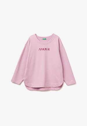 Camicia rosa a maniche lunghe con orlo arrotondato e la scritta "AMOUR" in rosso sul petto, con un piccolo dettaglio a forma di cuore sul polsino sinistro.