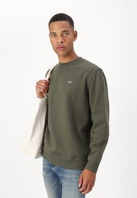 Tommy Jeans FLAG CREW - Sweatshirt - fatigue green