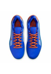 Blaue Sportschuhe mit einem glattensynthetischen Obermaterial, Mesh-Akzenten, orangefarbenen Schnürsenkeln und einer strukturierten Sohle mit einem Muster aus Rastern.