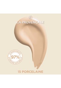 Crème de couleur porcelaine avec une texture lisse et tourbillonnée. Présente une étiquette circulaire indiquant 97 % d'ingrédients naturels.