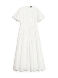 Vestido midi branco em tecido de ilhós, com decote redondo, mangas curtas e esvoaçantes, e saia com cintura franzida.