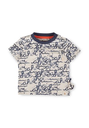 Maglietta beige a maniche corte per bambino con colletto a coste blu navy, stampa scritta blu navy su tutta la superficie, tasca frontale e piccola etichetta con ancora sulla cucitura laterale.