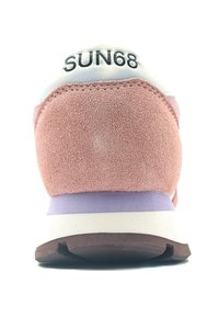 Sneaker in suede rosa con accenti bianchi, intersuola lilla chiaro e suola esterna marrone scuro; presenta la scritta del marchio sul tallone.