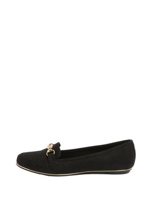 Scarpa piatta nera da donna con fibbia decorativa dorata e sottile bordatura dorata lungo la suola, punta liscia e arrotondata e tacco basso.