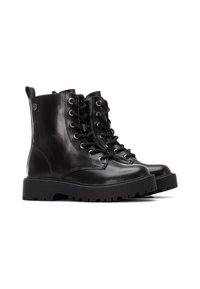 Botas de tobillo de cuero negro con un acabado suave, puntera redonda, cordones en la parte delantera, ojales de metal, una suela robusta negra y una lengüeta en la parte posterior.