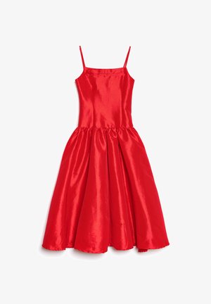 Robe en satin rouge avec fines bretelles, corsage ajusté et jupe évasée froncée. Texture lisse avec une finition brillante et un ourlet festonné.