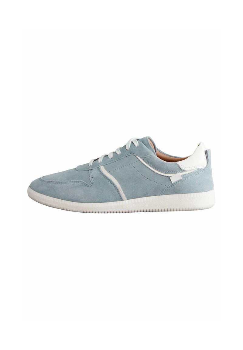 Hellblaue Wildledersneaker mit weißen Akzenten, runder Spitze, flachen Schnürsenkeln und strukturiertem weißen Gummisohle. Verfügt über gestickte Details an den Seiten.