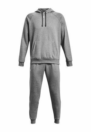 Grå hættetrøje med snore og lomme foran, parret med matchende grå sweatpants. Begge er lavet af et blødt, tekstureret materiale.