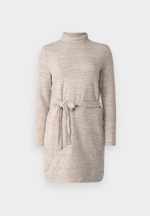 Vestido de manga larga, color marrón claro, con cuello alto y un cinturón de tela. Textura suave con un patrón ligeramente moteado. Corte sencillo y relajado.