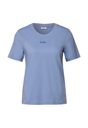 Helles blaues Baumwoll-T-Shirt mit Rundhalsausschnitt, kurzen Ärmeln und dezentem gesticktem Branding auf der Vorderseite. Einfaches, schlichtes Design.