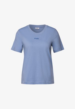 Jasnoniebieska bawełniana koszulka z okrągłym dekoltem, krótkimi rękawami i subtelnym haftowanym logotypem z przodu. Prosty, gładki wzór.