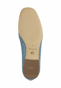 Sole de pantof din textil albastru, cu un model nervurat și caracteristică anti-derapantă. Dispune de un accent circular și de branding-ul "Tamaris" lângă călcâi. Mărimea 37.