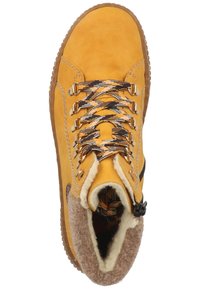 Bottines en daim jaune avec des lacets à carreaux noirs, doublure en laine et semelle en caoutchouc avec un profil texturé pour une meilleure adhérence.