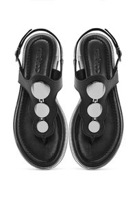 Infradito in pelle nera con tre accentuazioni circolari metalliche, un cinturino posteriore e una suola testurizzata bordata di dettagli in argento.