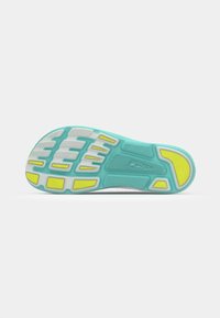 Semelle de chaussure avec une base en caoutchouc turquoise, des rainures grises et des accents jaunes. Présente des motifs texturés pour une adhérence optimale et est conçue pour la durabilité.