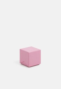 Scatola quadrata rosa realizzata in carta texture con un design senza soluzione di continuità, caratterizzata da bordi piegati sottili e senza marcature o branding visibili.